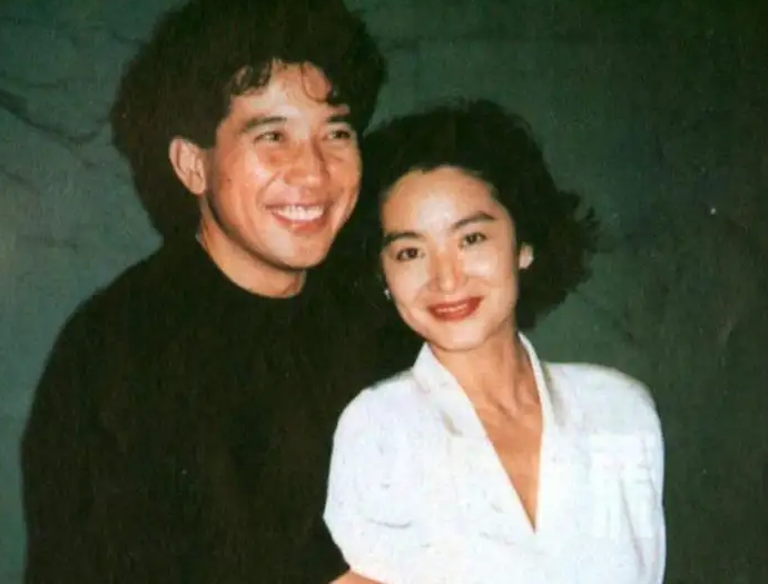 同居8年都不娶！她轉身閃嫁豪門「10年生3胎」　他後悔不已「至今未婚」：遲來的深情比草賤