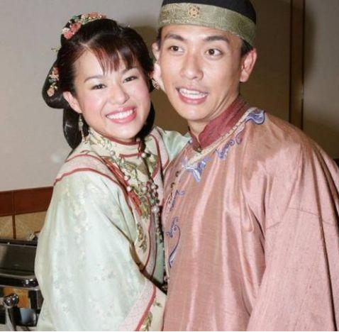 同居8年都不娶！她轉身閃嫁豪門「10年生3胎」　他後悔不已「至今未婚」：遲來的深情比草賤