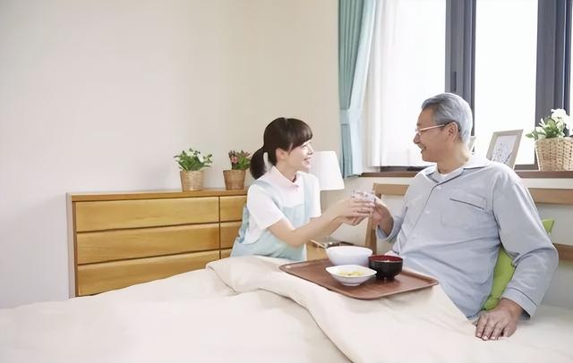 妻子早早離去！75歲爺爺「一個月換三保姆」住不慣兒子家　一次機緣「入住新養老天堂」晚年有人顧