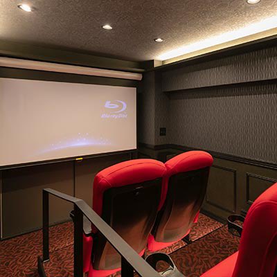 還有這種戲院！他去看電影「走進小影廳瞬間驚呆」　一排三位「像在遊覽車上看片」網驚：台灣奇景
