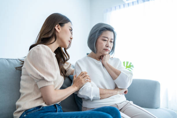 丈夫早早離開！59歲老母嘆「獨子婚後搬出去」難過到想哭　媳婦好心邀同住「她卻陷入兩難抉擇」