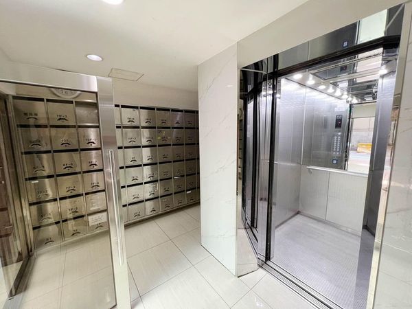 你敢住嗎?北市套房「只要450萬」通勤還超方便 一看屋況全嚇傻「牆上還貼詭異6字」壁紙全爛掉