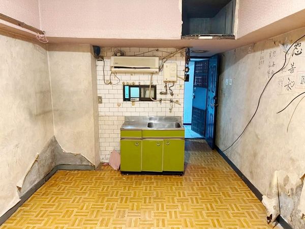 你敢住嗎?北市套房「只要450萬」通勤還超方便 一看屋況全嚇傻「牆上還貼詭異6字」壁紙全爛掉