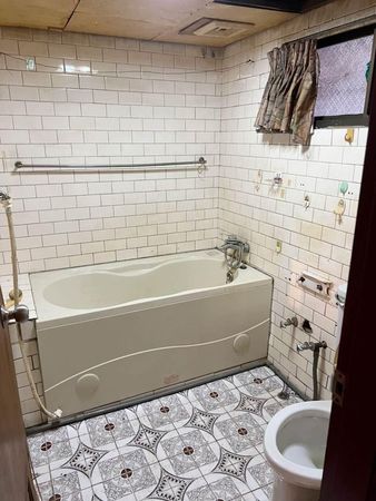 你敢住嗎?北市套房「只要450萬」通勤還超方便 一看屋況全嚇傻「牆上還貼詭異6字」壁紙全爛掉