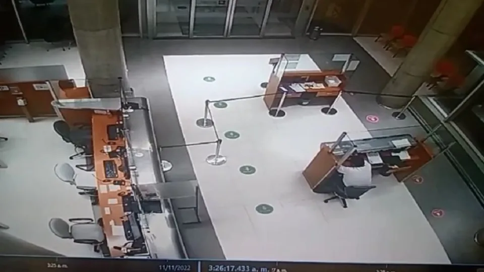 凌晨走進醫院！女子自報「住在915號房」離奇消失　護士狂抖「昨天就過世了」鏡頭全都錄