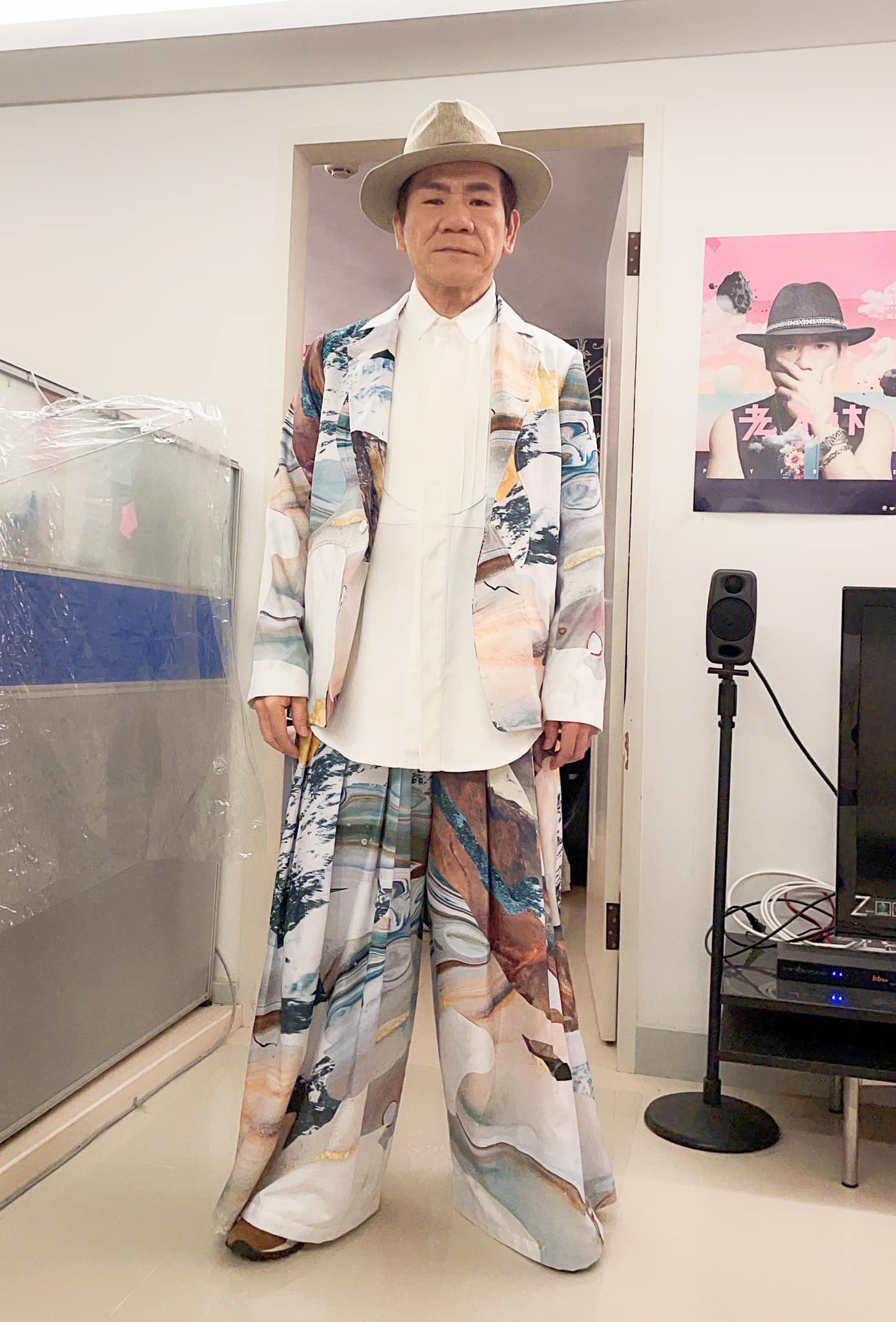 61歲摘碩士學位！男星激動報喜「隔40年再穿畢業服」當年僅專科學歷　「從不請假不缺課」網讚：學到老典範