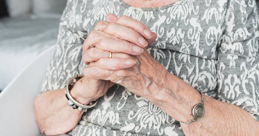 賣房錢全給兒女！60歲大媽「獨自住進兒子家」看清人性　霸氣喊「我住養老院」：媳婦規矩做不到