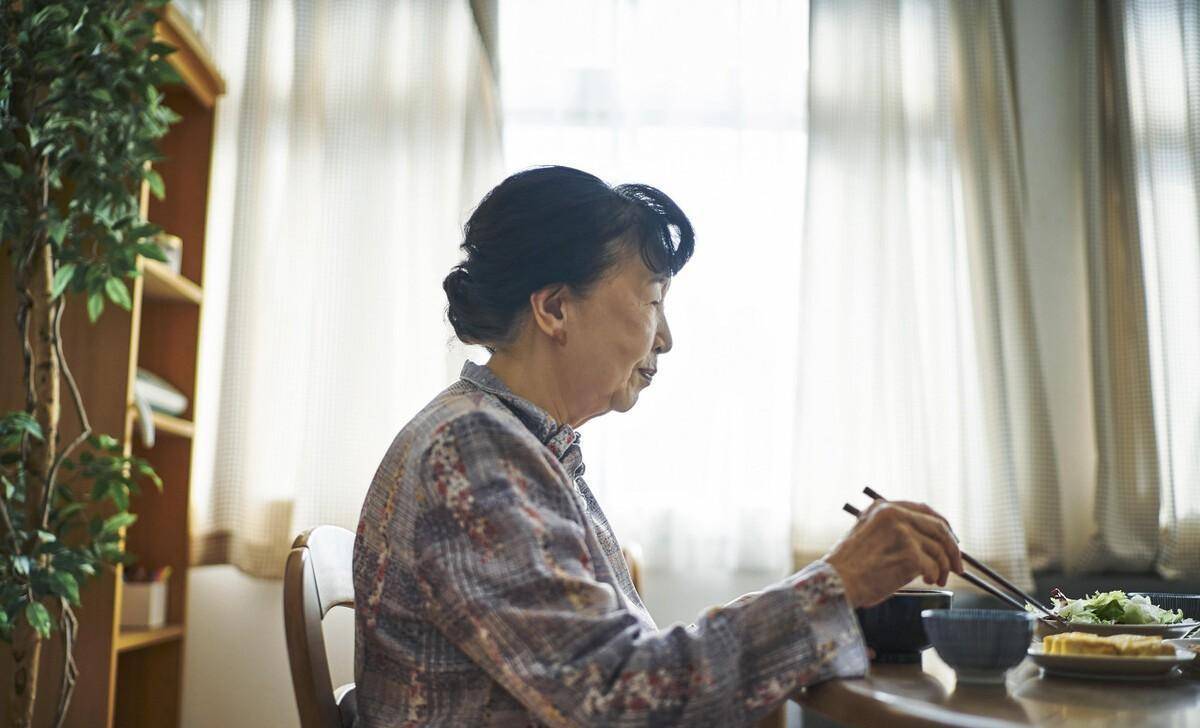 賣房錢全給兒女！60歲大媽「獨自住進兒子家」看清人性　霸氣喊「我住養老院」：媳婦規矩做不到