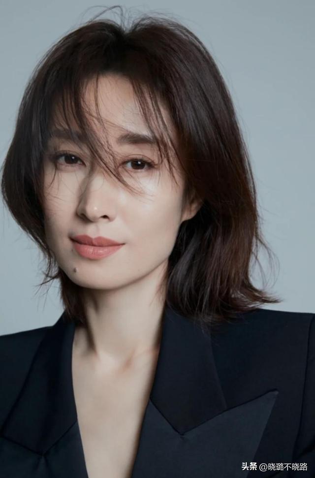 穿衣配色是關鍵！高級的中年女人，都懂得「髮不過肩、穿衣色不過三」