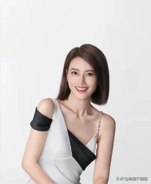 穿衣配色是關鍵！高級的中年女人，都懂得「髮不過肩、穿衣色不過三」