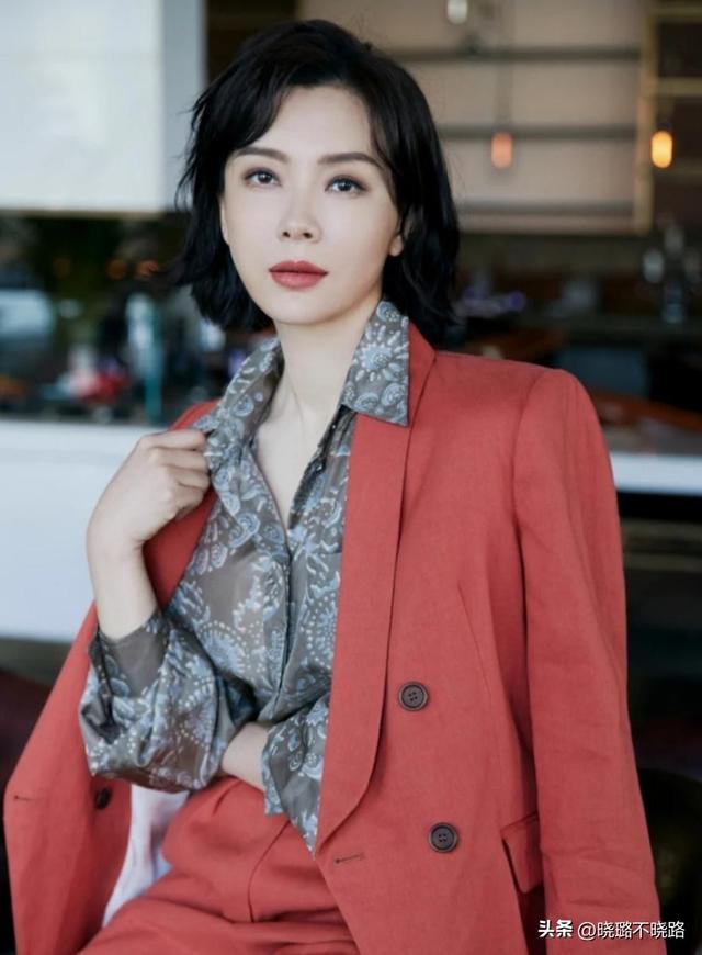 穿衣配色是關鍵！高級的中年女人，都懂得「髮不過肩、穿衣色不過三」