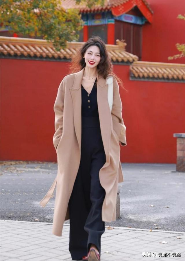 穿衣配色是關鍵！高級的中年女人，都懂得「髮不過肩、穿衣色不過三」