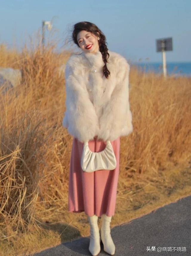穿衣配色是關鍵！高級的中年女人，都懂得「髮不過肩、穿衣色不過三」