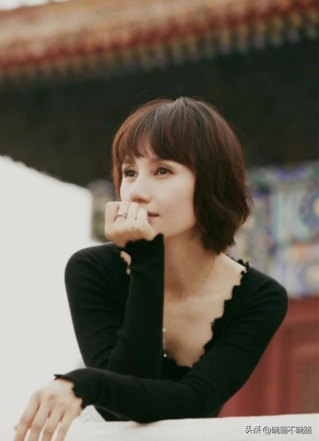 穿衣配色是關鍵！高級的中年女人，都懂得「髮不過肩、穿衣色不過三」