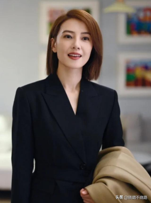 穿衣配色是關鍵！高級的中年女人，都懂得「髮不過肩、穿衣色不過三」