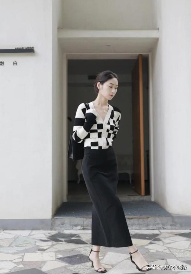 穿衣配色是關鍵！高級的中年女人，都懂得「髮不過肩、穿衣色不過三」