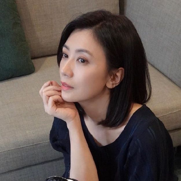 穿衣配色是關鍵！高級的中年女人，都懂得「髮不過肩、穿衣色不過三」