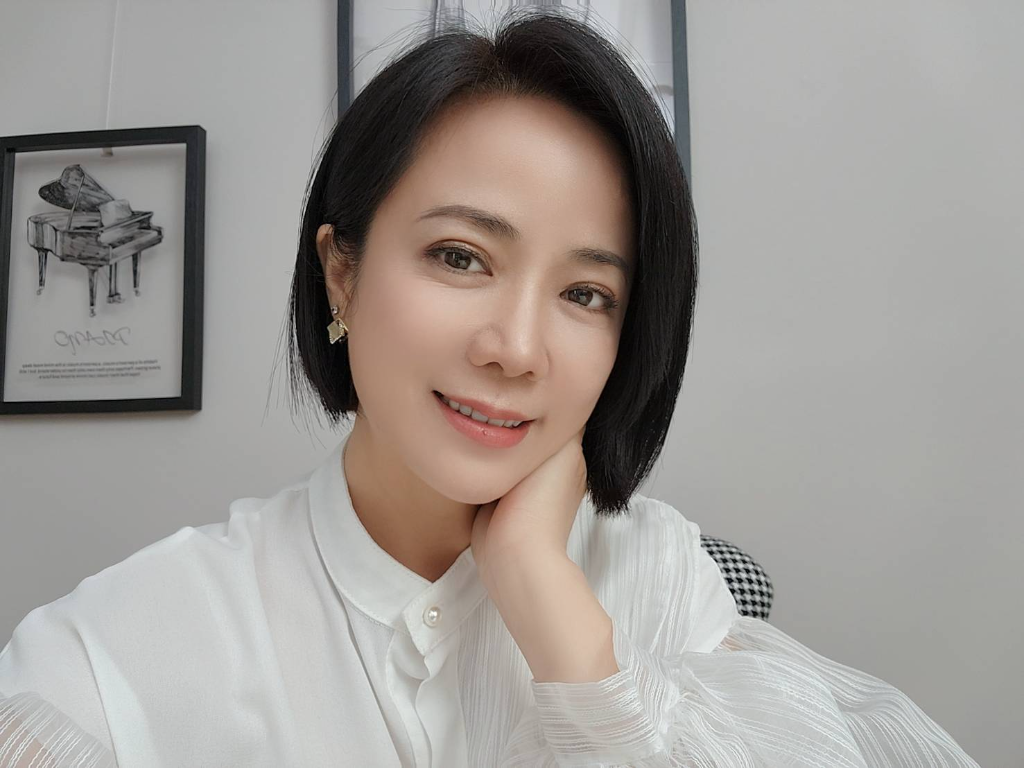 穿衣配色是關鍵！高級的中年女人，都懂得「髮不過肩、穿衣色不過三」