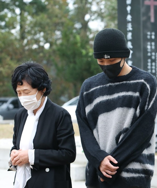 戲劇女王離開14周年！21歲帥兒「接連慟失雙親」堅強成長　「手捧媽媽生前最愛」哽咽：永遠以您為傲