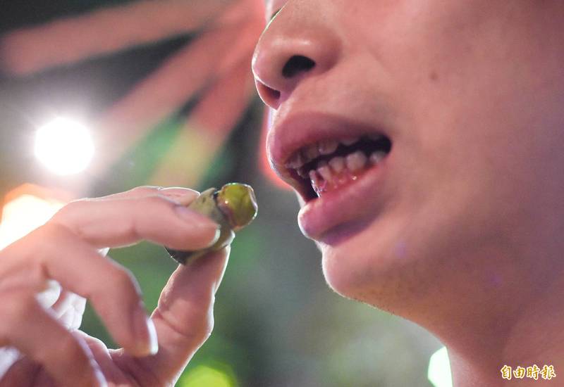 被學校禁吃！他買懷舊零嘴「像吃檳榔滿嘴紅」勾回憶　過來人興奮喊：「以前都大哥級在吃」
