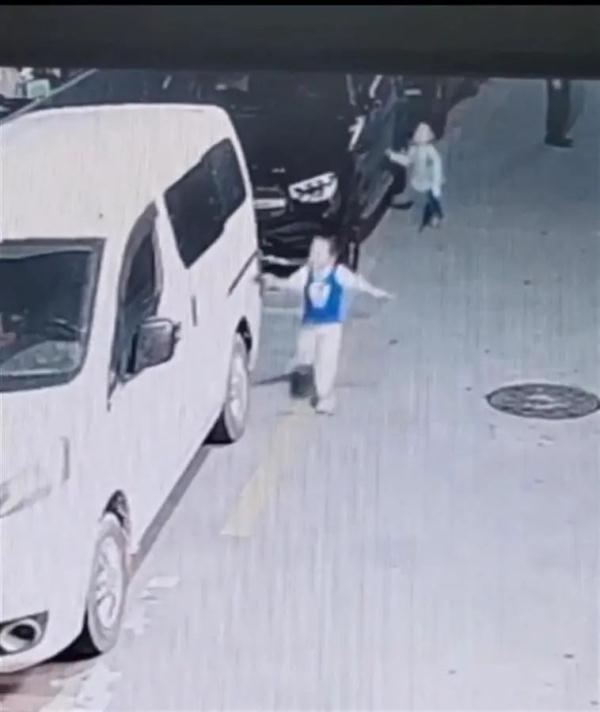 言傳不如身教！3歲兒「接連刮傷兩輛豪車」鄰居找上門　爸爸第一時間不責罵「掏出8千機會教育」：犯錯自行承擔