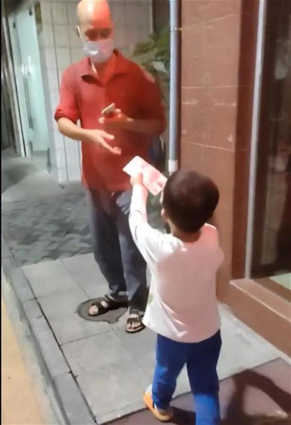 言傳不如身教！3歲兒「接連刮傷兩輛豪車」鄰居找上門　爸爸第一時間不責罵「掏出8千機會教育」：犯錯自行承擔