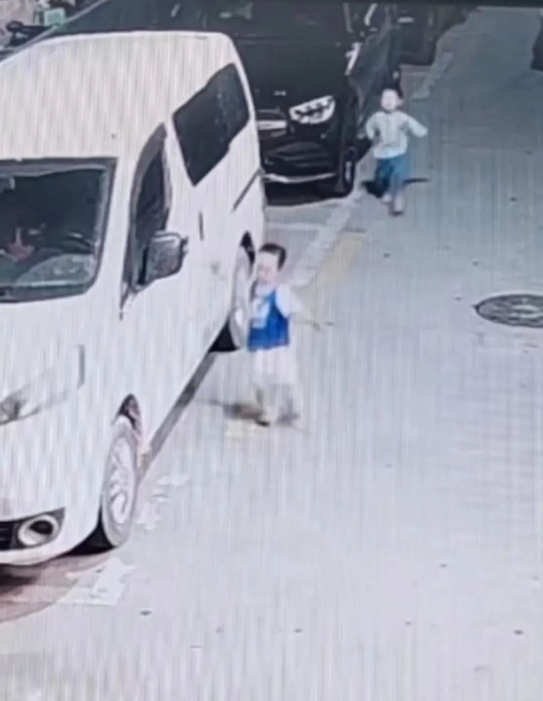 言傳不如身教！3歲兒「接連刮傷兩輛豪車」鄰居找上門　爸爸第一時間不責罵「掏出8千機會教育」：犯錯自行承擔