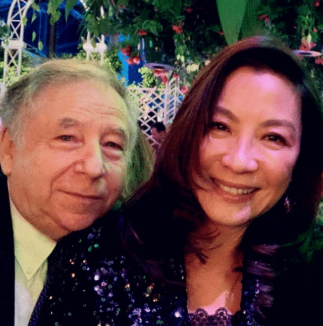 捕獲野生影后！60歲女星定居洛杉磯「受邀私人聚會」美到認不出　「無濾鏡圖釋出」被搭訕開懷大笑