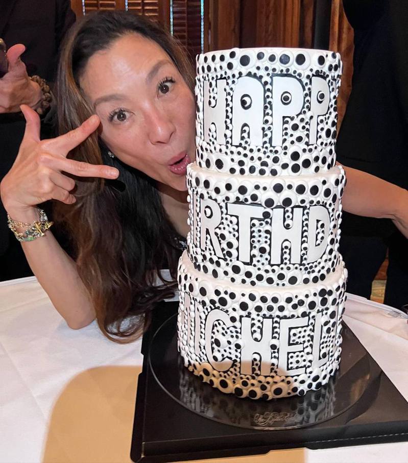 捕獲野生影后！60歲女星定居洛杉磯「受邀私人聚會」美到認不出　「無濾鏡圖釋出」被搭訕開懷大笑
