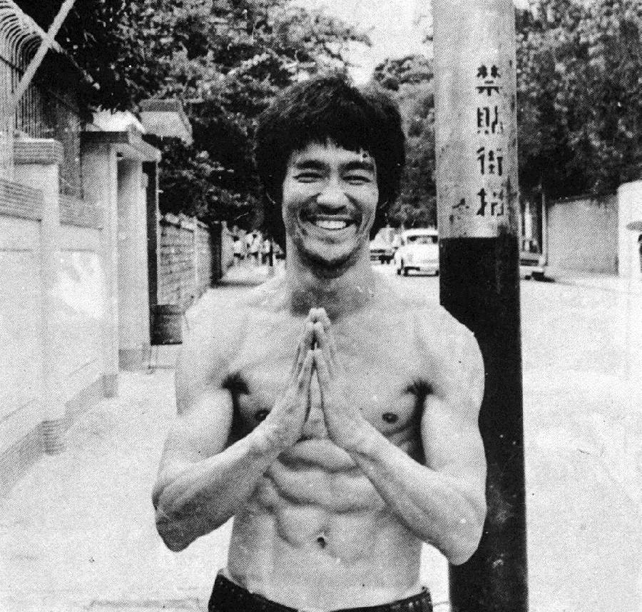 李小龍死因新解：西班牙專家揭「喝水過量」致命之謎，還原巨星最後時刻