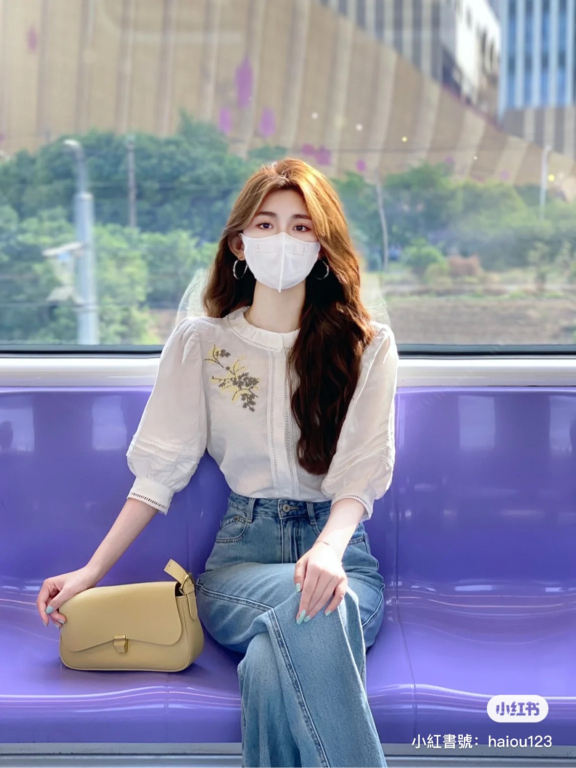 好像韓劇女主角!捷運驚見「神秘口罩正妹」浪漫穿搭爆紅 脫下口罩「露出精緻臉蛋」根本真人公主❤️