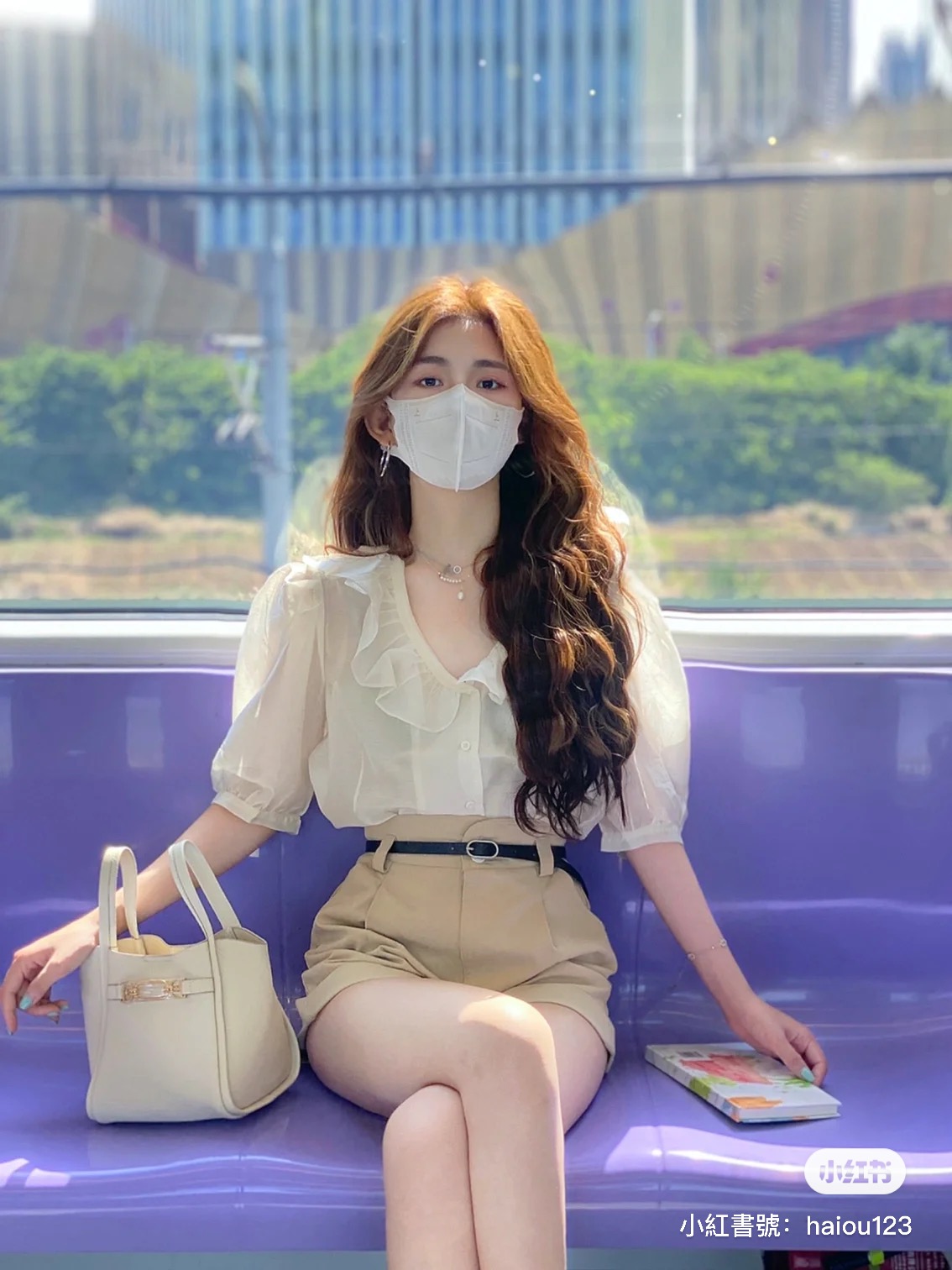 好像韓劇女主角!捷運驚見「神秘口罩正妹」浪漫穿搭爆紅 脫下口罩「露出精緻臉蛋」根本真人公主❤️