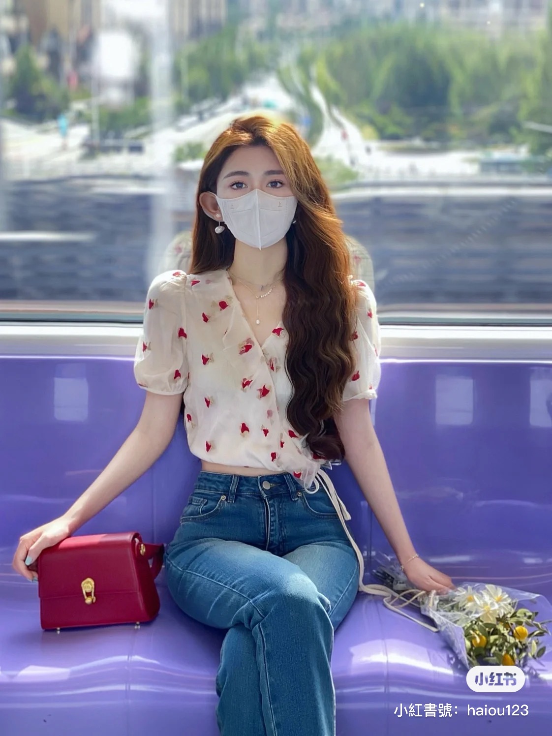 好像韓劇女主角!捷運驚見「神秘口罩正妹」浪漫穿搭爆紅 脫下口罩「露出精緻臉蛋」根本真人公主❤️