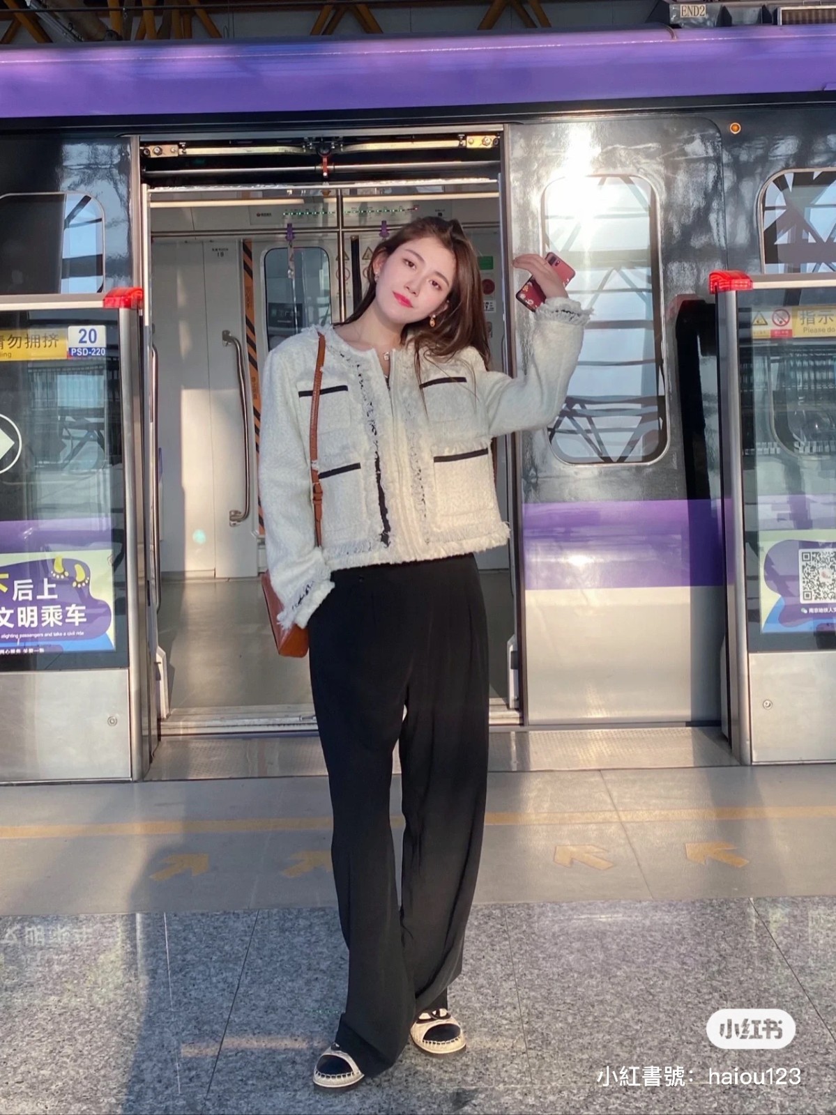 好像韓劇女主角!捷運驚見「神秘口罩正妹」浪漫穿搭爆紅 脫下口罩「露出精緻臉蛋」根本真人公主❤️