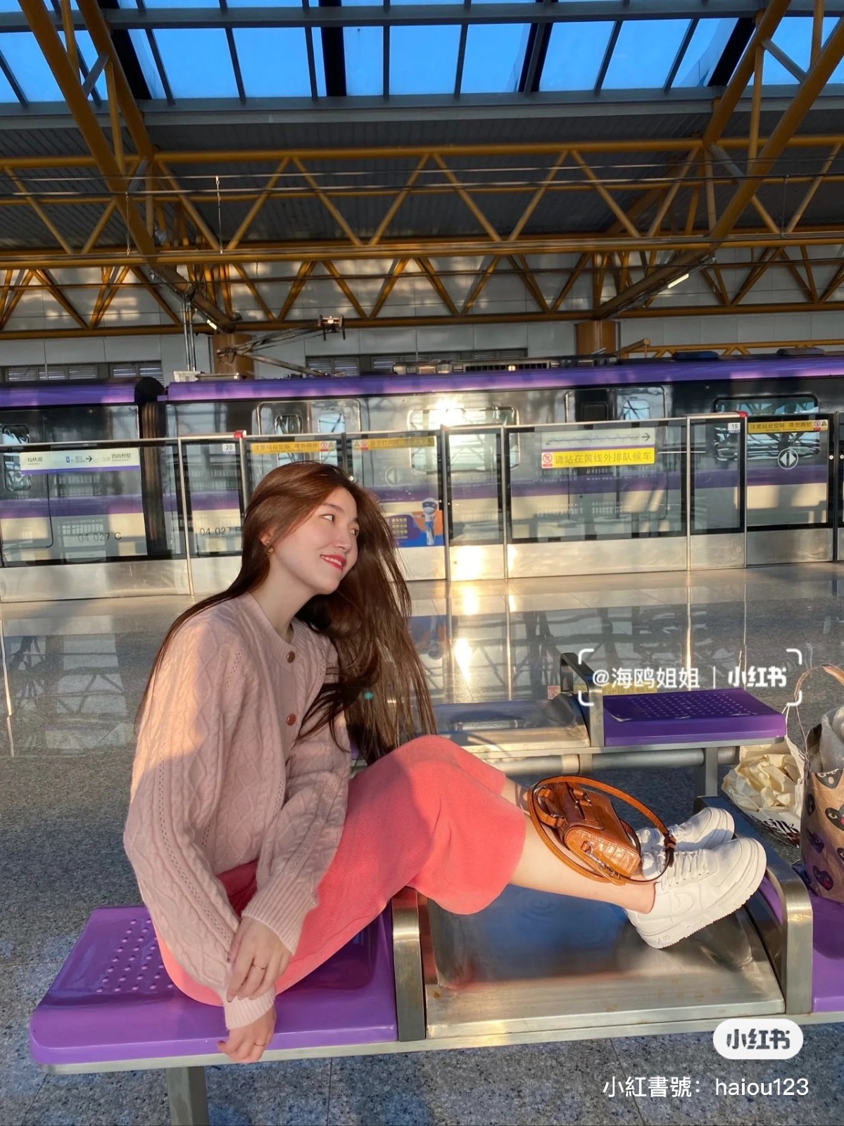 好像韓劇女主角!捷運驚見「神秘口罩正妹」浪漫穿搭爆紅 脫下口罩「露出精緻臉蛋」根本真人公主❤️