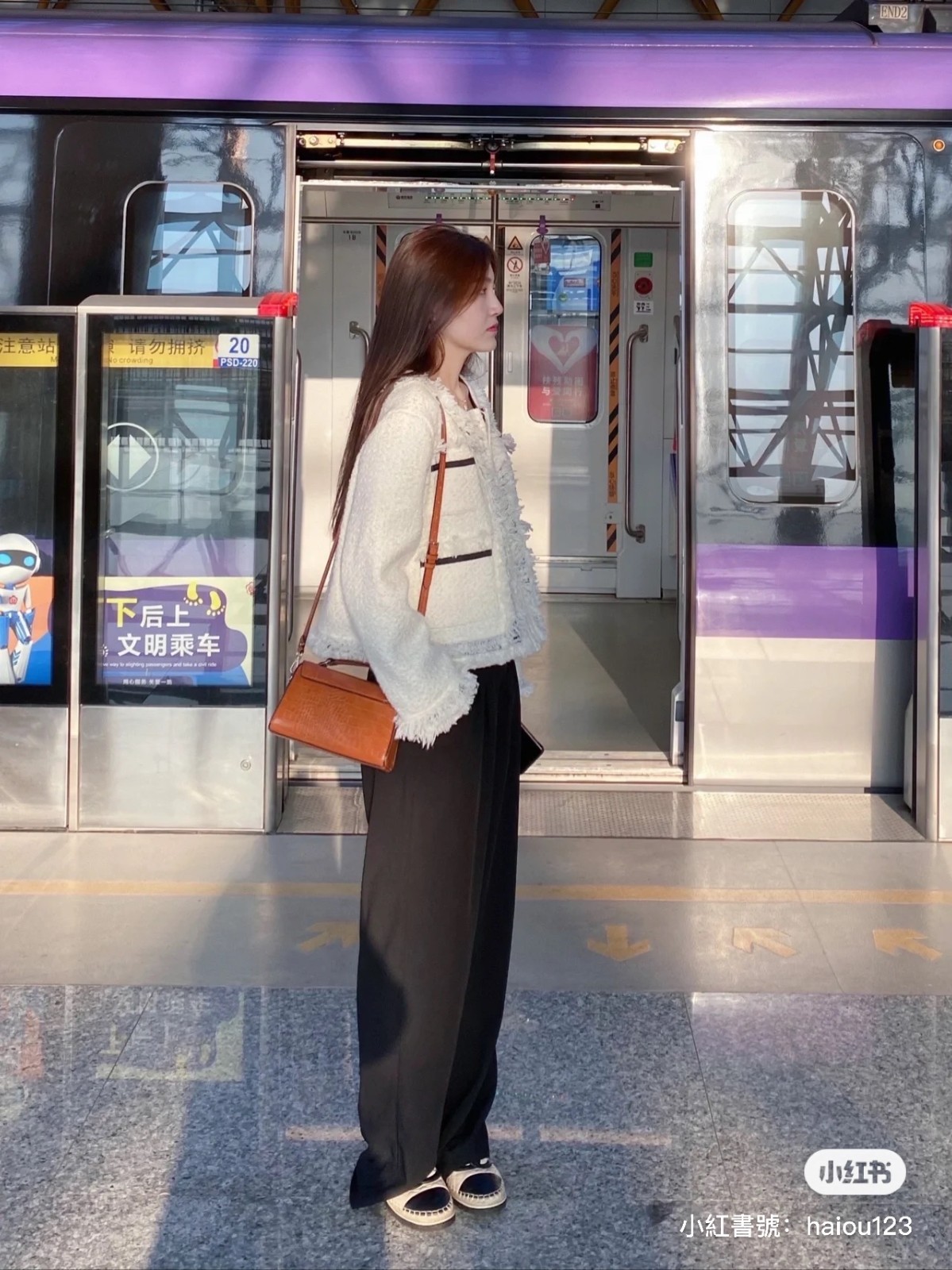 好像韓劇女主角!捷運驚見「神秘口罩正妹」浪漫穿搭爆紅 脫下口罩「露出精緻臉蛋」根本真人公主❤️