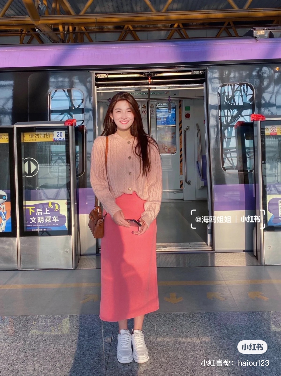 好像韓劇女主角!捷運驚見「神秘口罩正妹」浪漫穿搭爆紅 脫下口罩「露出精緻臉蛋」根本真人公主❤️