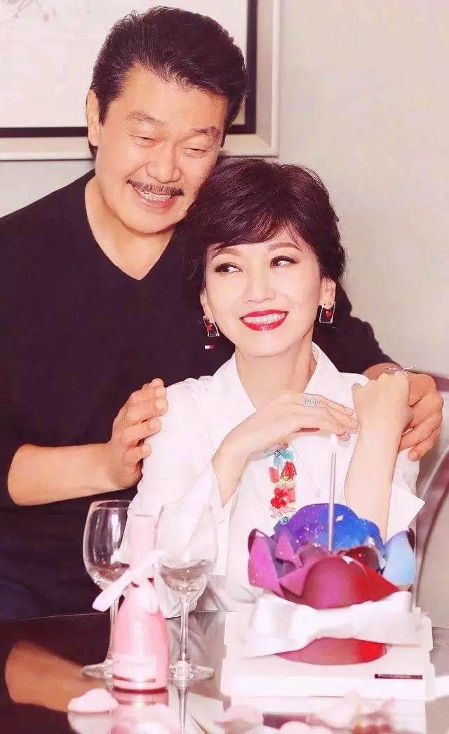帶兩兒再婚！資深女星嫁給二任尪「被捧在掌心疼37年」　「把夫當男朋友」婚姻秘訣曝光