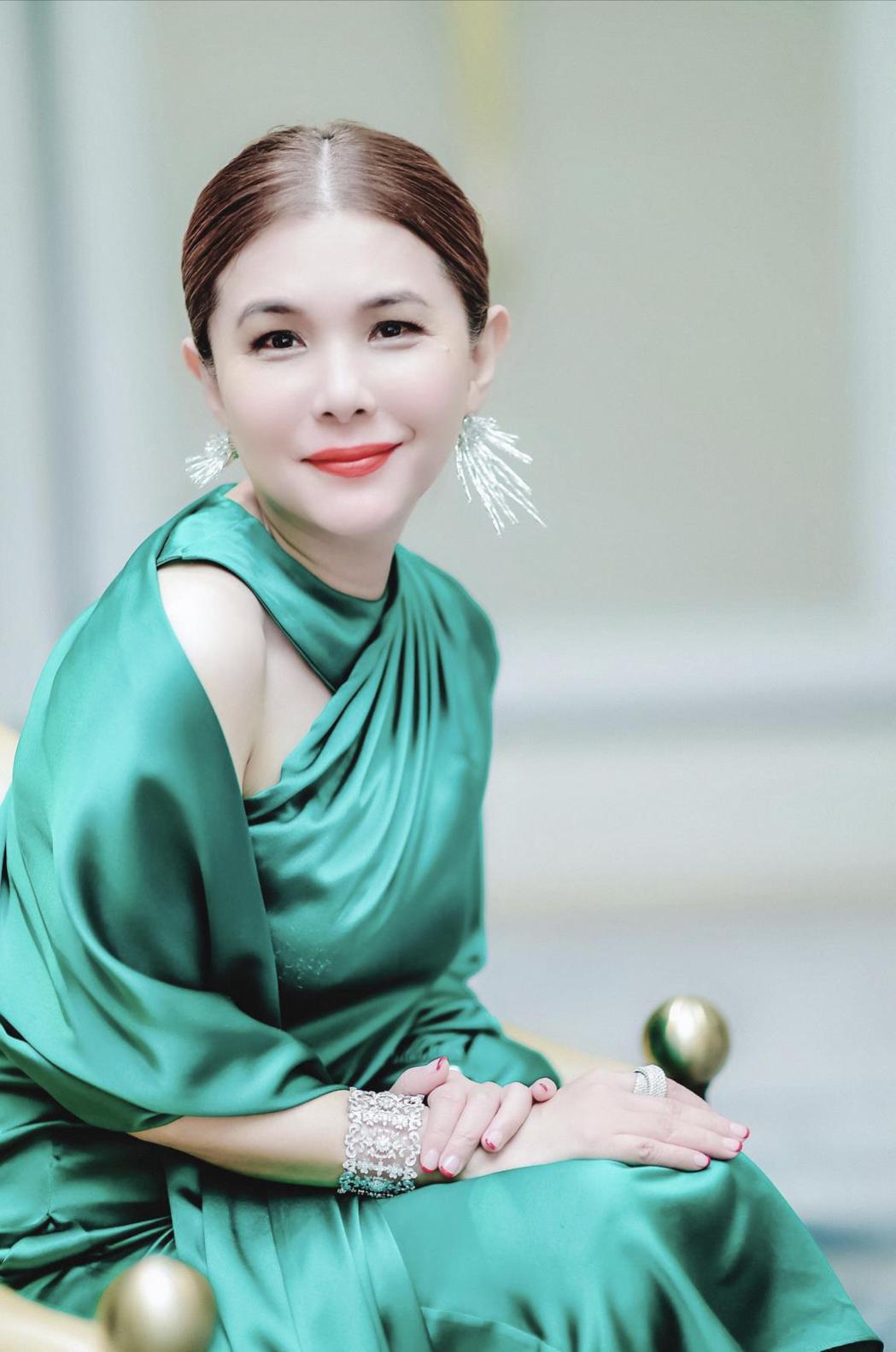 離婚也不孤單！歌壇天后砸4億買豪宅「與88歲母同住」　好友郭台銘「1句話神預言」：最大財富不是嫁好尪