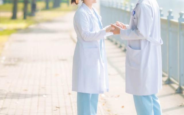 不顧父母反對！醫生小開「堅持娶低學歷正妹女友」　生高顏值小孩「20年後他卻後悔了」：爸媽的話要聽