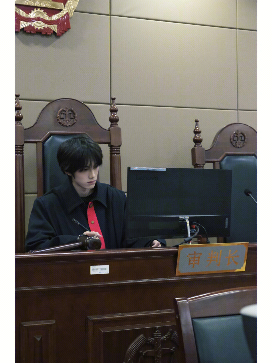 迷人知性魅力！法院驚見「超帥氣審判長」爆紅全網　私照被搜出「雕刻般完美顏值」男友力滿滿❤️