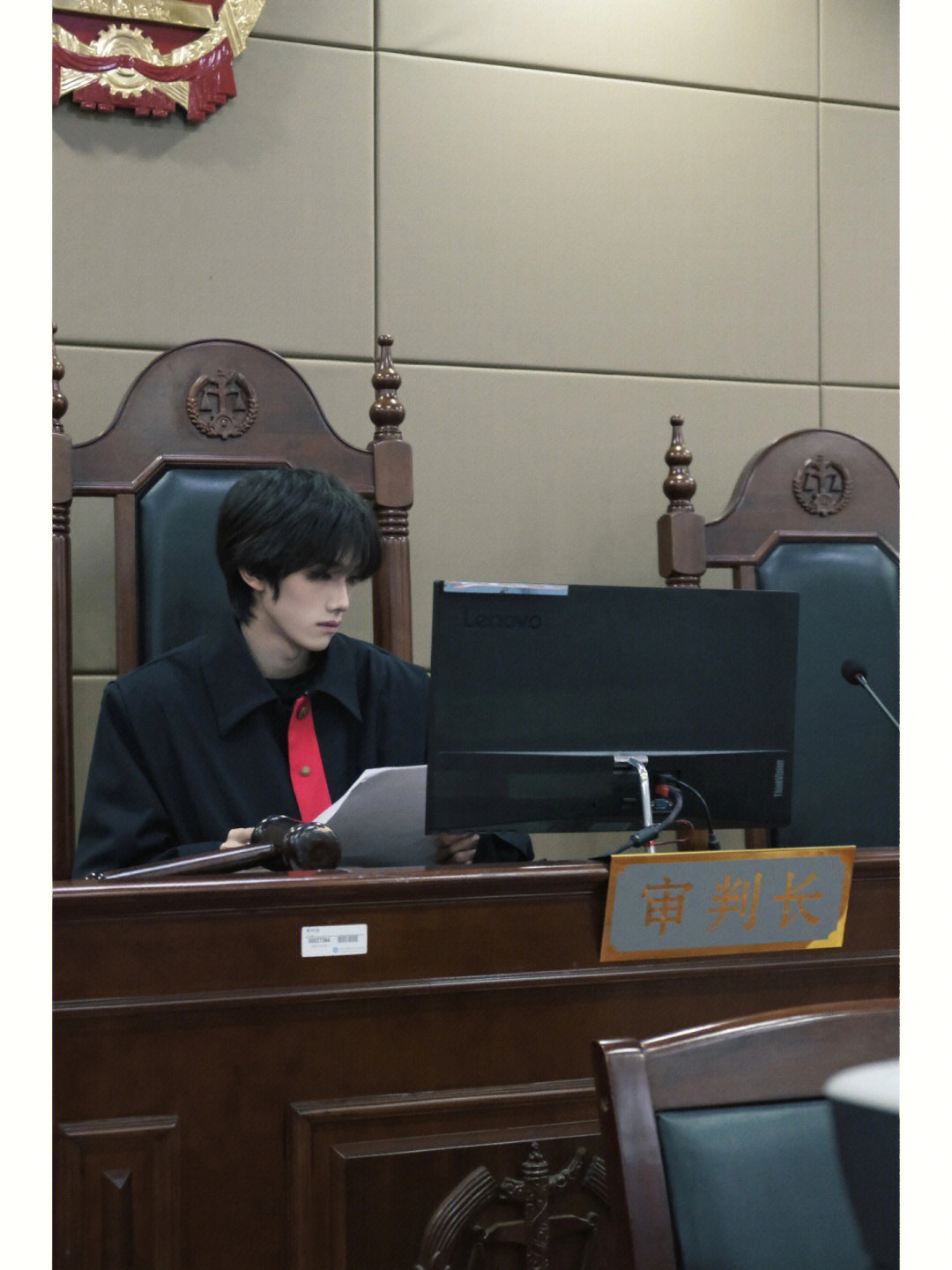 迷人知性魅力！法院驚見「超帥氣審判長」爆紅全網　私照被搜出「雕刻般完美顏值」男友力滿滿❤️