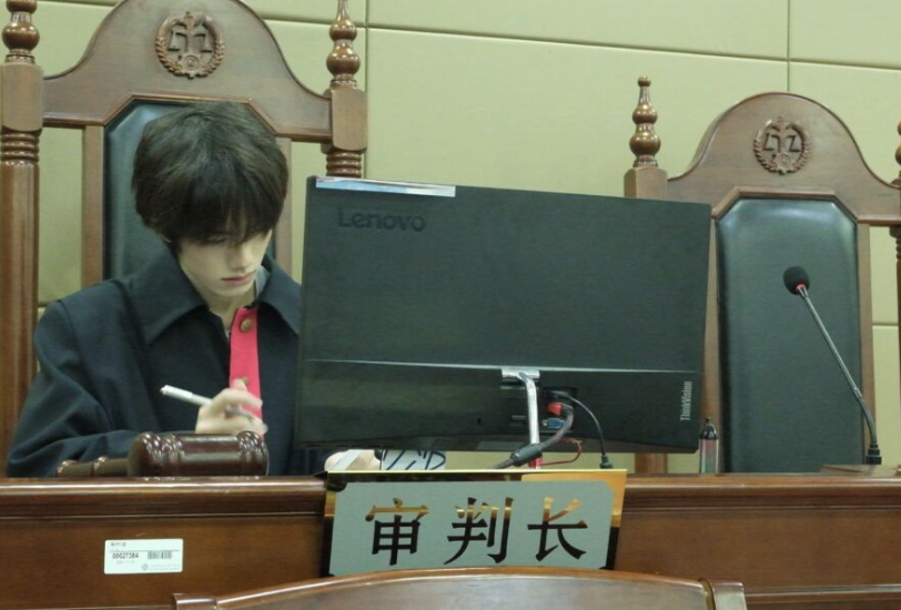 迷人知性魅力！法院驚見「超帥氣審判長」爆紅全網　私照被搜出「雕刻般完美顏值」男友力滿滿❤️