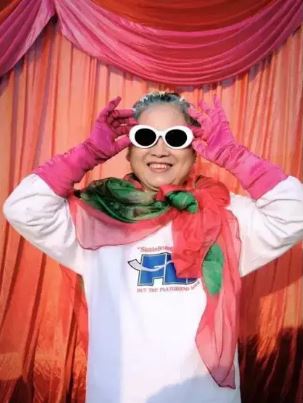 歡聲笑語不斷！年輕人合夥「創辦養老院」猶如幼兒園熱鬧　阿公阿嬤「唱歌跳舞、變裝拍照」超會過日子