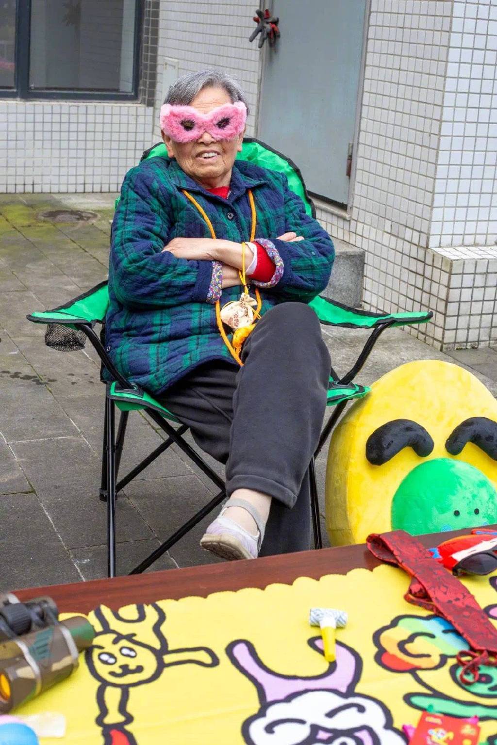 歡聲笑語不斷！年輕人合夥「創辦養老院」猶如幼兒園熱鬧　阿公阿嬤「唱歌跳舞、變裝拍照」超會過日子