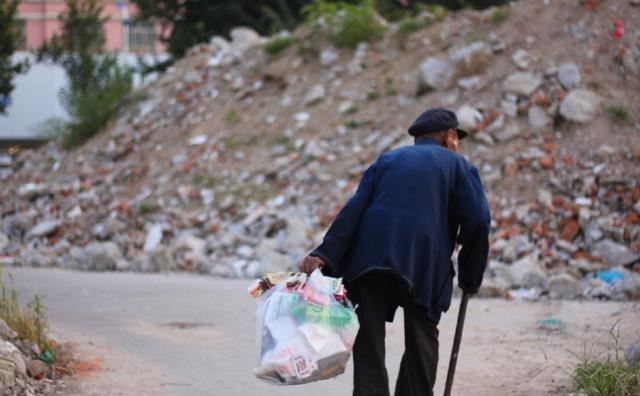 明明有六兒！92歲老父「獨居破危房1年」老無所依　兒皆住附近「卻無人伸手」原因太心酸
