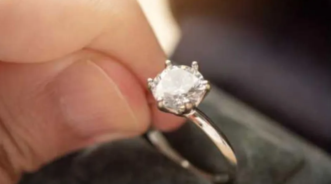 在好市多買婚戒!他「求婚失敗立馬退貨」怕浪費錢 友人傻眼「顛覆三觀」網反諷:難怪不會嫁給他