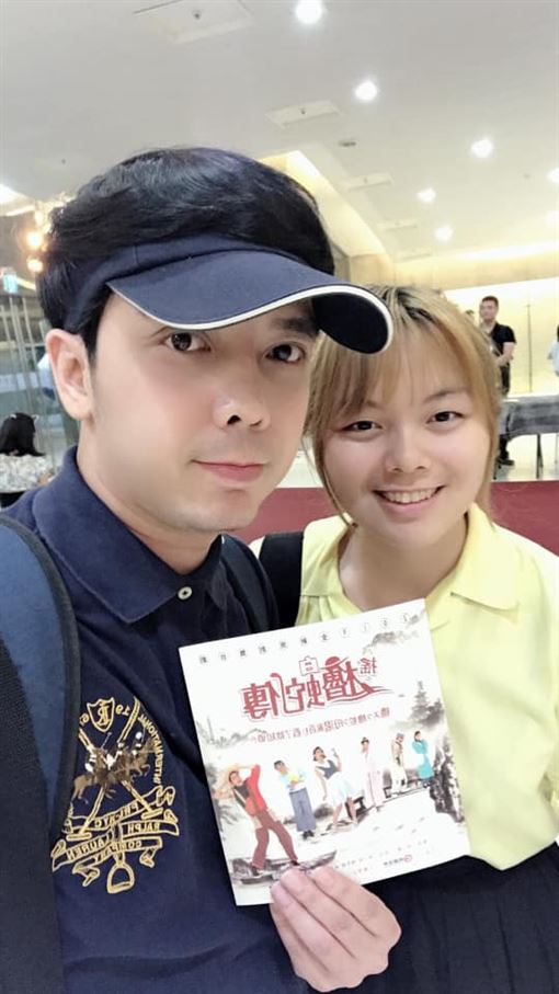 上有老母下有女兒！44歲男星單親養家「轉當飯店櫃台員」　「兼多職掙錢」欣慰曝愛女轉變