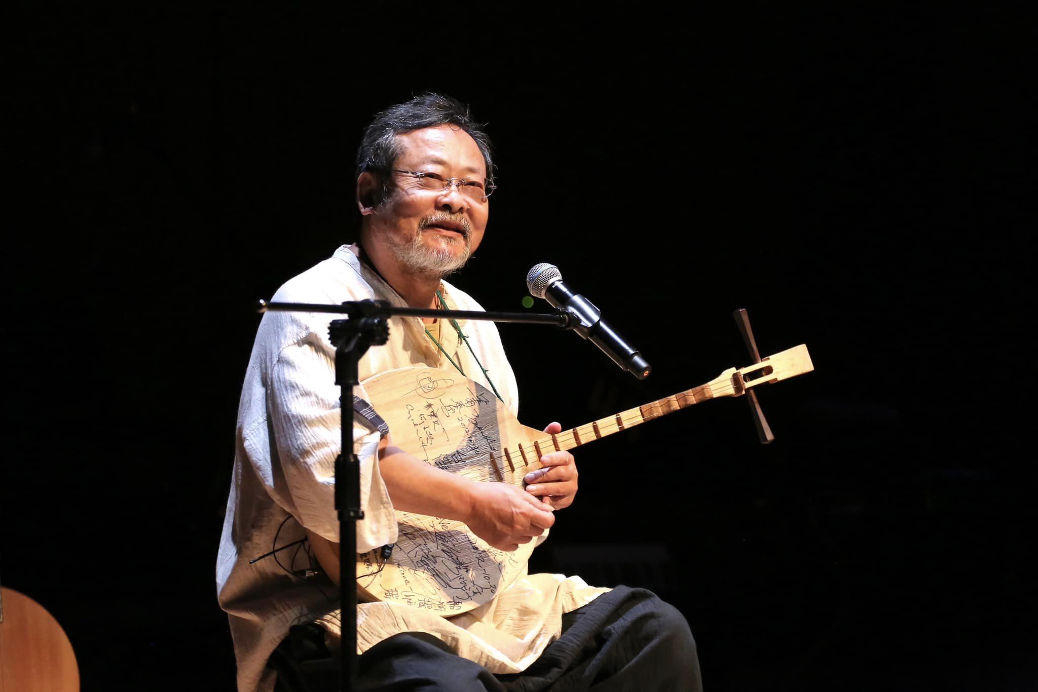 自爆吃精神科藥！67歲歌王「曾日灌一瓶高梁」喝到送急診　靠老母接濟「每月伸手拿3萬」近況曝