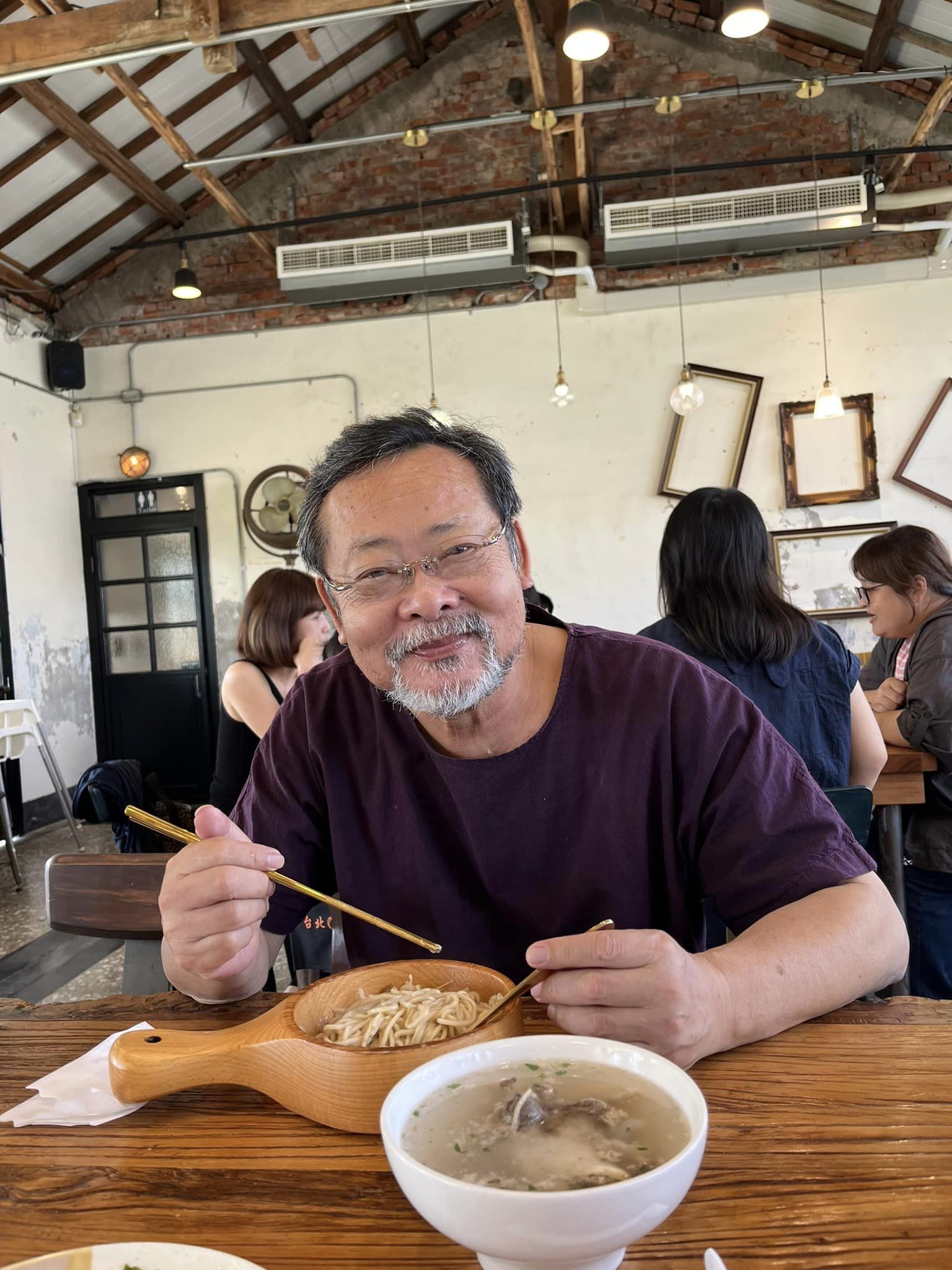 自爆吃精神科藥！67歲歌王「曾日灌一瓶高梁」喝到送急診　靠老母接濟「每月伸手拿3萬」近況曝
